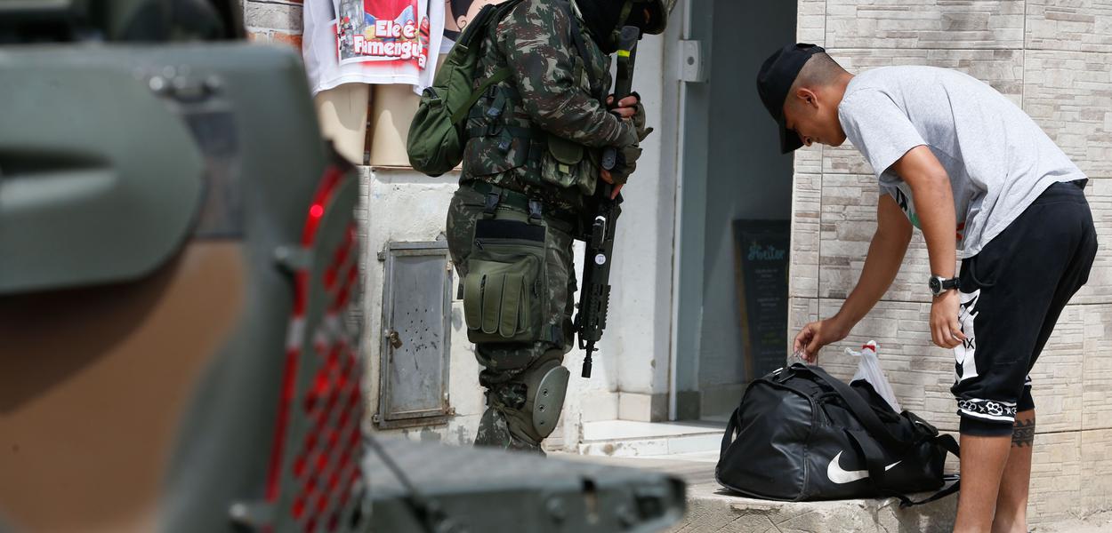 Forças de segurança do Rio de Janeiro ocupam os principais acessos à Vila Joaniza, na Ilha do Governador