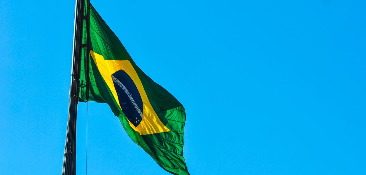 Troca da Bandeira Nacional marca festividades do aniversário de Brasília.
