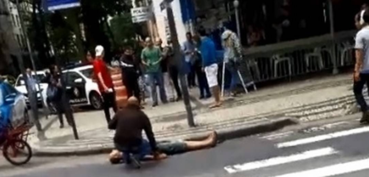 Homem se esfaqueia após tentar incendiar ônibus