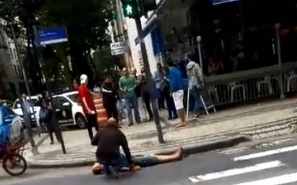 Homem se esfaqueia após tentar incendiar ônibus