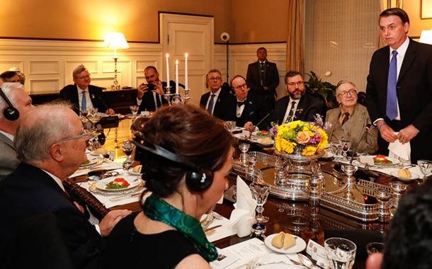 Bolsonaro homenageia Olavo de Carvalho