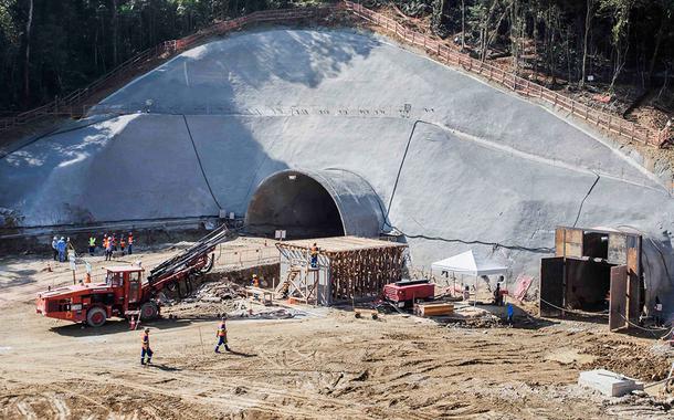 Obras da ampliação principal da Rodovia dos Tamoios - Nova Serra em Caraguatatuba/SP.  09/08/2017