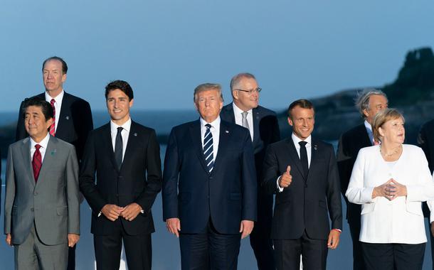 Paris Fr. 25 08 2018 O Presidente Donald J. Trump junta-se aos membros do G7 Leadership e do G7 Extended para a âfoto de famÃ­liaâ no G7 Extended Partners Program, na noite de domingo, 25 de agosto de 2019, no Hotel du Palais Biarritz, local da CÃºpula do G7. Biarritz, FranÃ§a. (Foto oficial da Casa Branca por Andrea Hanks)