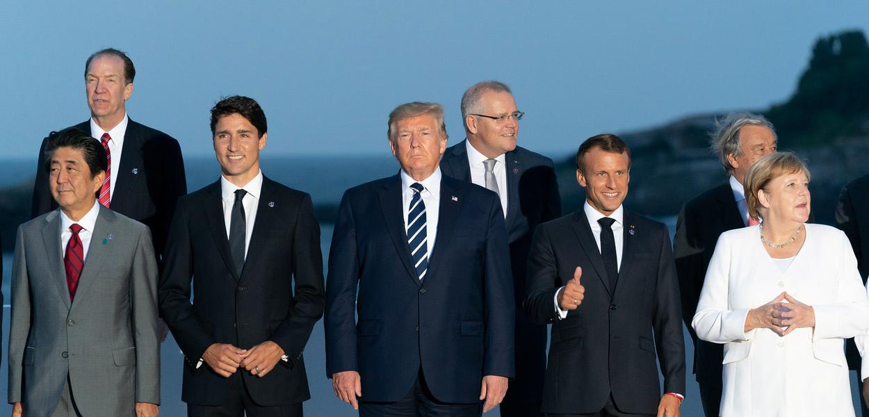 Paris Fr. 25 08 2018 O Presidente Donald J. Trump junta-se aos membros do G7 Leadership e do G7 Extended para a âfoto de famÃ­liaâ no G7 Extended Partners Program, na noite de domingo, 25 de agosto de 2019, no Hotel du Palais Biarritz, local da CÃºpula do G7. Biarritz, FranÃ§a. (Foto oficial da Casa Branca por Andrea Hanks)