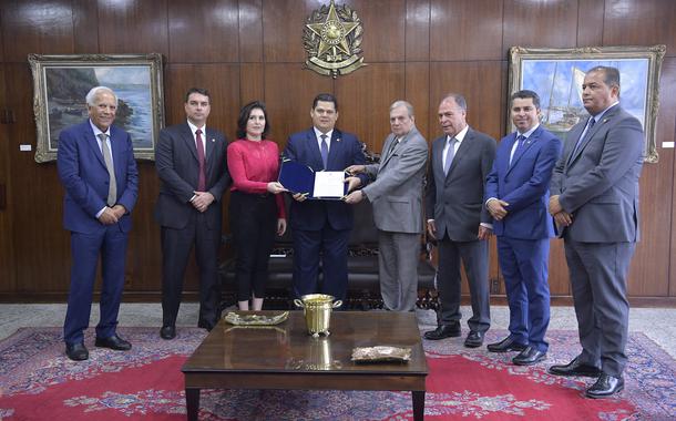 Presidente do Senado Federal, senador Davi Alcolumbre (DEM-AP), recebe, das mÃ£os do senador Tasso Jereissati (PSDB-CE), o relatÃ³rio da reforma da PrevidÃªncia. \r\r(E/D): \rsenador Oriovisto GuimarÃ£es (Podemos-PR); \rsenador FlÃ¡vio Bolsonaro (PSL-RJ); \rsenadora Simone Tebet (MDB-MS); \rpresidente do Senado Federal, senador Davi Alcolumbre (DEM-AP); \rrelator da PEC 6/2019, senador Tasso Jereissati (PSDB-CE); \rsenador Fernando Bezerra Coelho (MDB-PE); \rsenador Marcos RogÃ©rio (DEM-RO); \rsenador Eduardo Gomes (MDB-TO).\r\rFoto: Marcos BrandÃ£o/Senado Federal