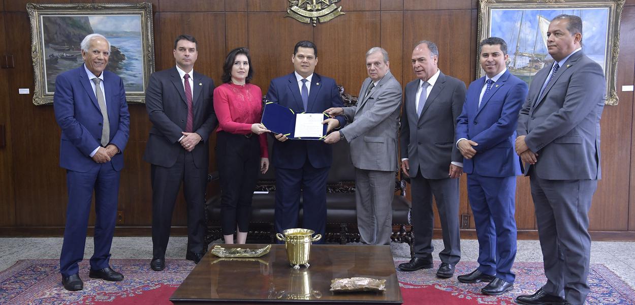 Presidente do Senado Federal, senador Davi Alcolumbre (DEM-AP), recebe, das mÃ£os do senador Tasso Jereissati (PSDB-CE), o relatÃ³rio da reforma da PrevidÃªncia. \r\r(E/D): \rsenador Oriovisto GuimarÃ£es (Podemos-PR); \rsenador FlÃ¡vio Bolsonaro (PSL-RJ); \rsenadora Simone Tebet (MDB-MS); \rpresidente do Senado Federal, senador Davi Alcolumbre (DEM-AP); \rrelator da PEC 6/2019, senador Tasso Jereissati (PSDB-CE); \rsenador Fernando Bezerra Coelho (MDB-PE); \rsenador Marcos RogÃ©rio (DEM-RO); \rsenador Eduardo Gomes (MDB-TO).\r\rFoto: Marcos BrandÃ£o/Senado Federal