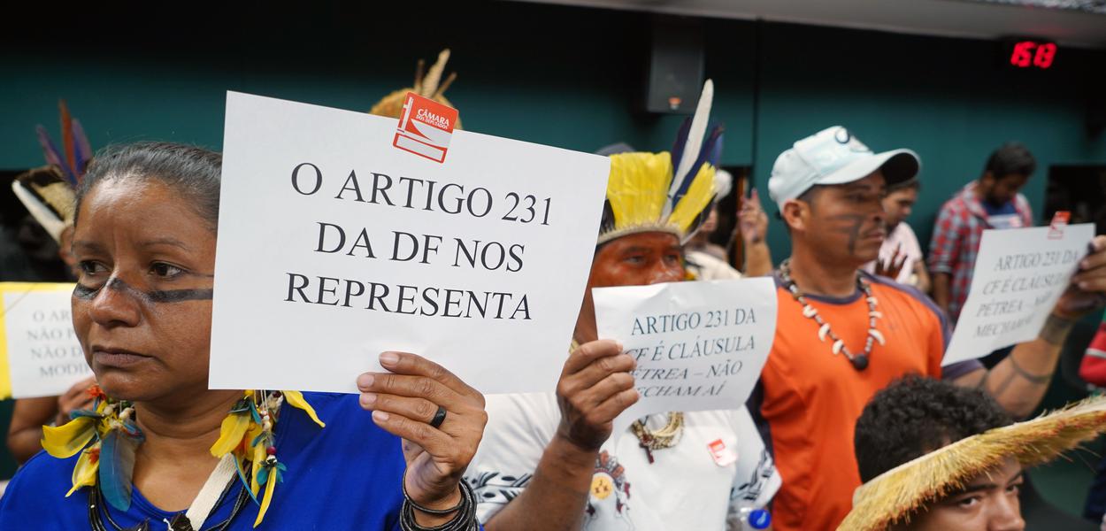 Indígenas protestam na Reunião Ordinária da Comissão de Constituição e Justiça e de Cidadania (CCJC), na Câmara, em Brasília.