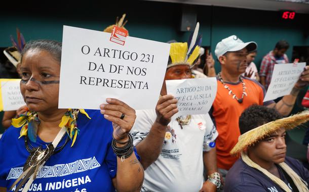 Indígenas protestam na Reunião Ordinária da Comissão de Constituição e Justiça e de Cidadania (CCJC), na Câmara, em Brasília.