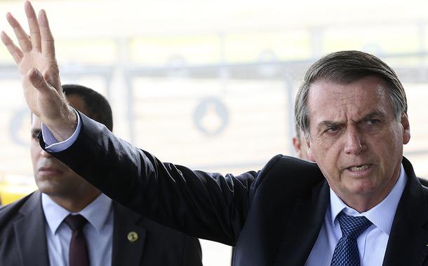 Jair Bolsonaro fala à imprensa no Palácio da Alvorada