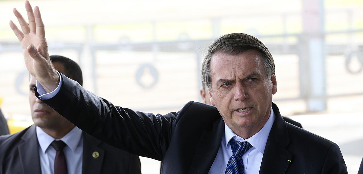 Jair Bolsonaro fala à imprensa no Palácio da Alvorada