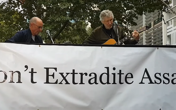Roger Waters se apresenta em Londres em ato pela liberdade de Julian Assange