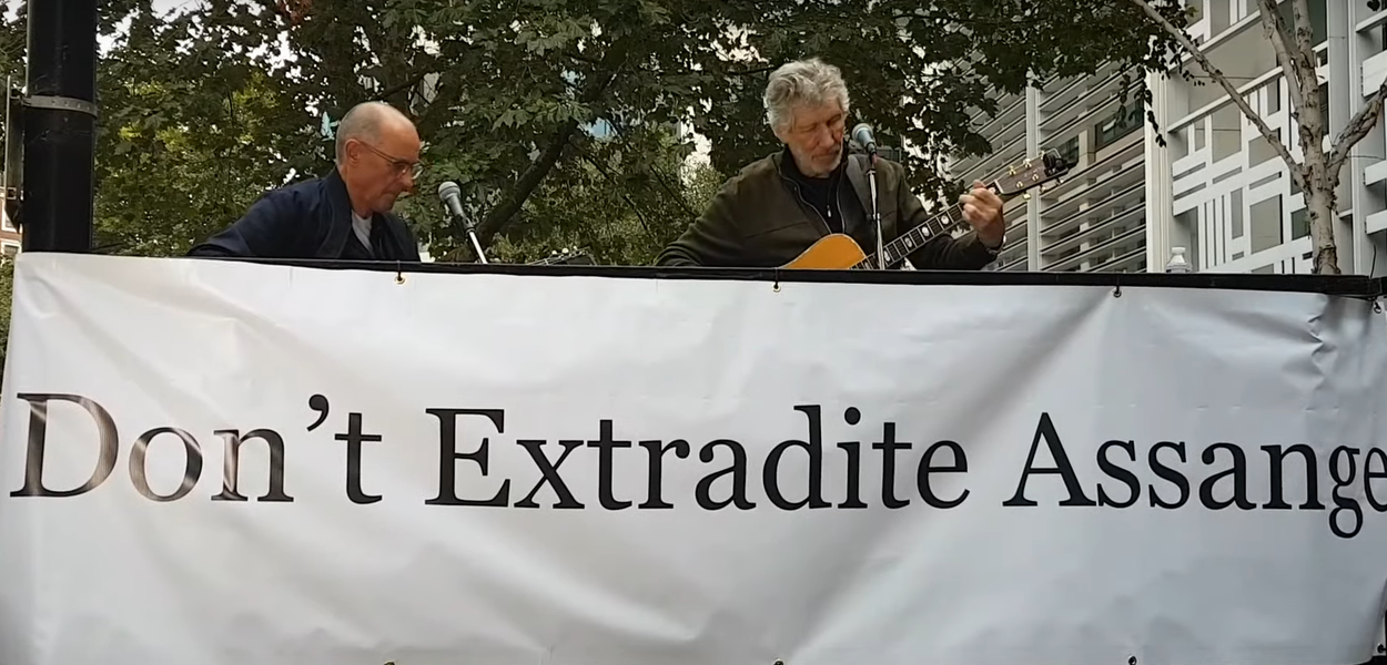 Roger Waters se apresenta em Londres em ato pela liberdade de Julian Assange