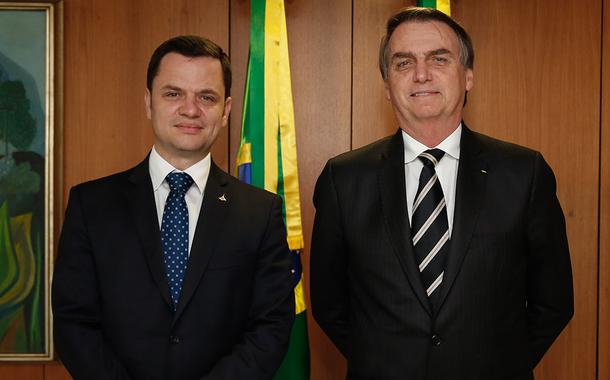 Jair Bolsonaro durante encontro com o Secretário de Segurança Pública do DF, Anderson Gustavo Torres.