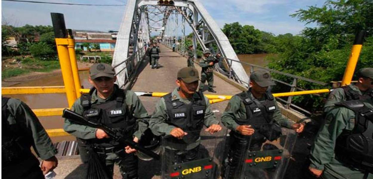 Soldados venezuelanos na fronteira com Colômbia