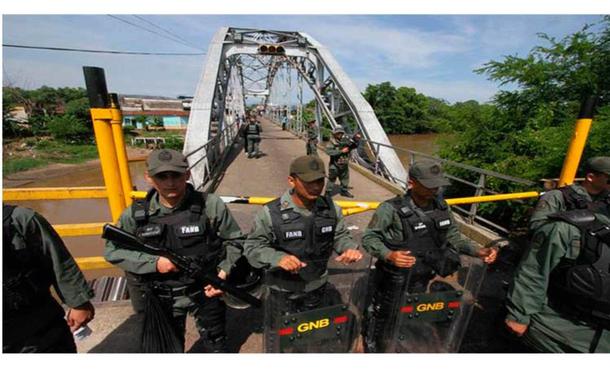 Soldados venezuelanos na fronteira com Colômbia