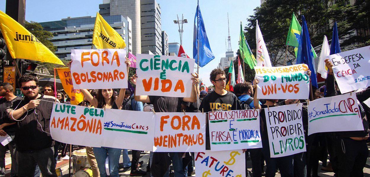 Estudantes saem de preto neste 7 de setembro e gritam: "cara pintada voltou"