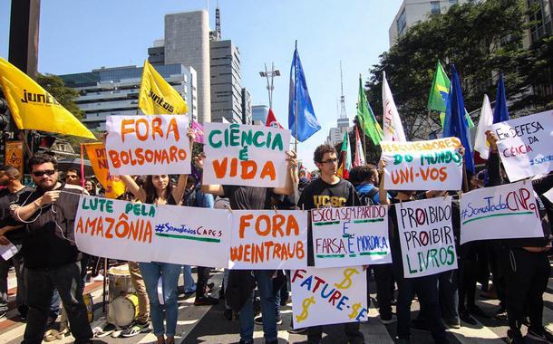 Estudantes saem de preto neste 7 de setembro e gritam: "cara pintada voltou"