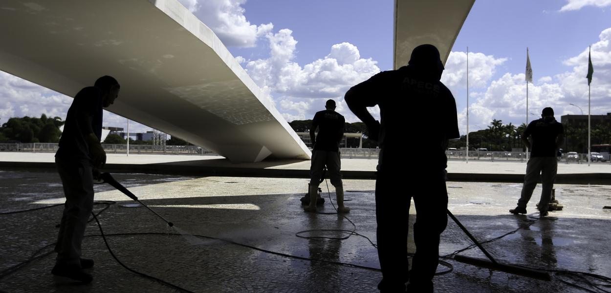 Funcionários fazem limpeza e manutenção no Palácio do Planalto