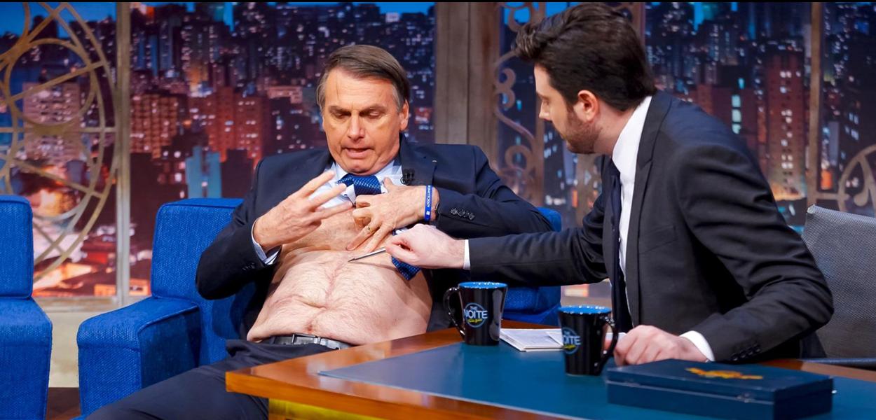 Jair Bolsonaro mostra cicatriz de facada