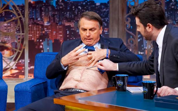 Jair Bolsonaro mostra cicatriz de facada