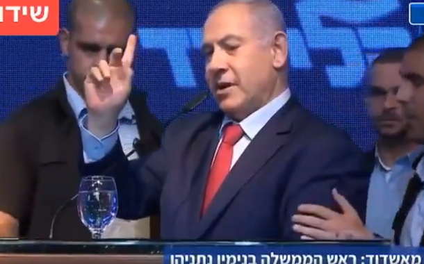 Benjamin Netanyahu deixa o palco de um comício de sua campanha eleitoral na cidade de Ashkelon