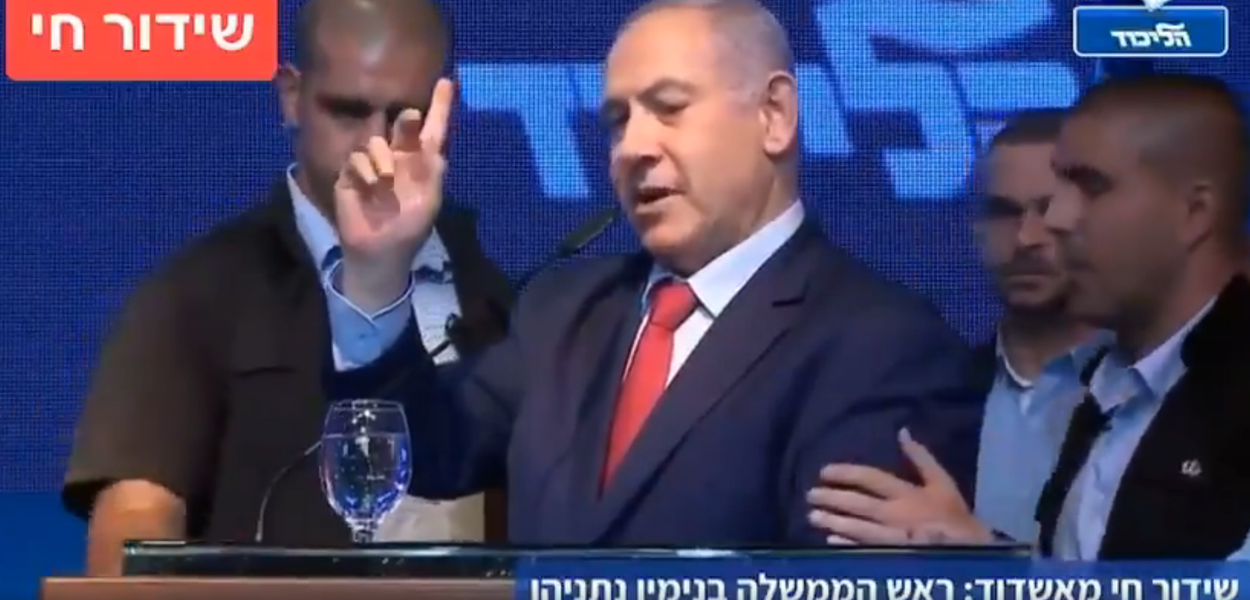 Benjamin Netanyahu deixa o palco de um comício de sua campanha eleitoral na cidade de Ashkelon