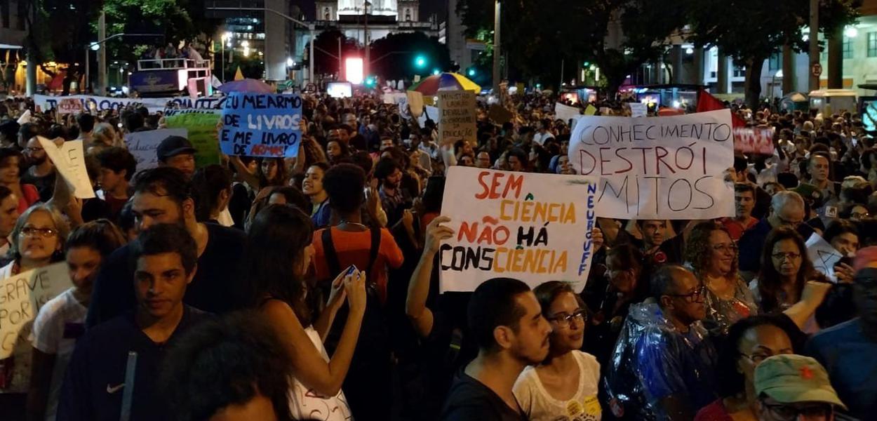 Manifestação por mais verbas para ciência
