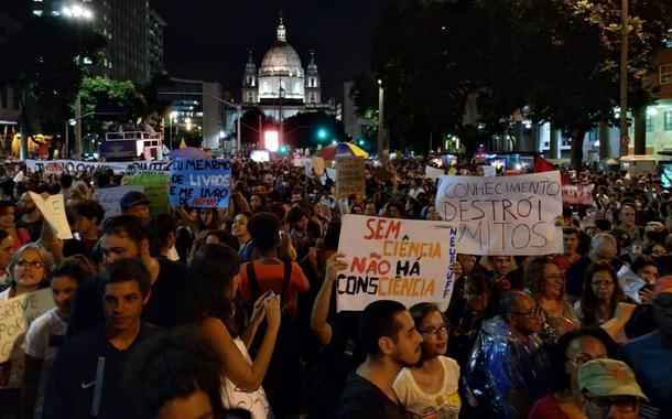Manifestação por mais verbas para ciência