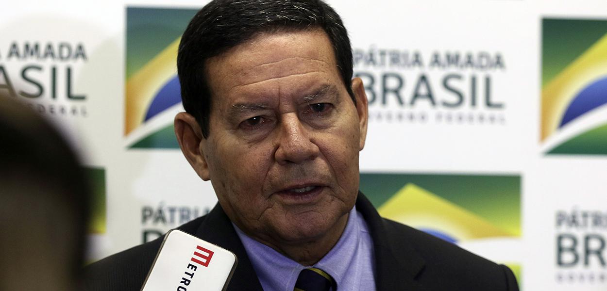 O Presidente em exercício Hamilton Mourão fala à imprensa