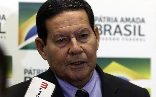 O Presidente em exercício Hamilton Mourão fala à imprensa