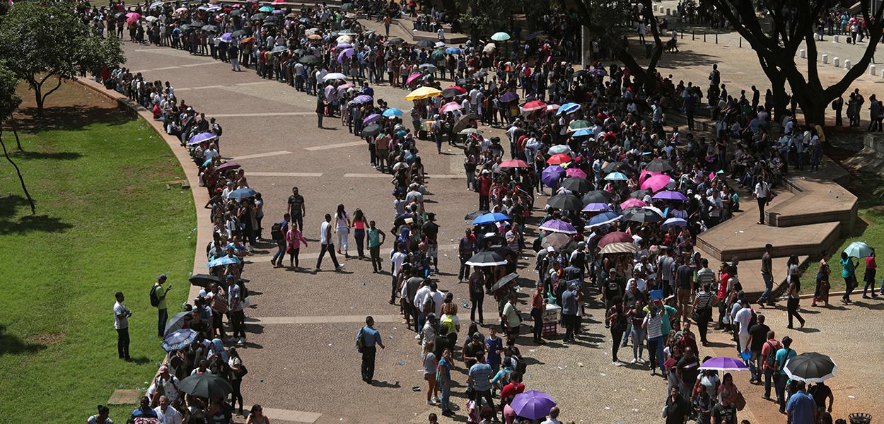 Fila de pessoas em buscas de emprego no centro de São Paulo