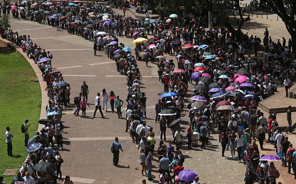 Fila de pessoas em buscas de emprego no centro de São Paulo