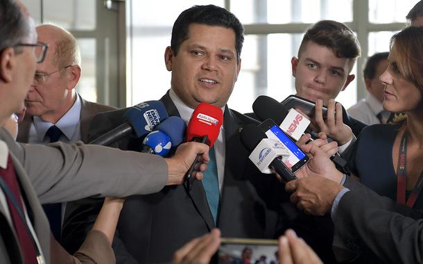 Presidente do Senado, senador Davi Alcolumbre (DEM-AP), concede entrevista.\r\rFoto: Marcos BrandÃÂ£o/Senado Federal