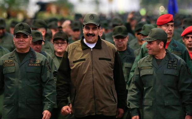 Nicolás Maduro caminha ao lado de militares em uma base de Caracas