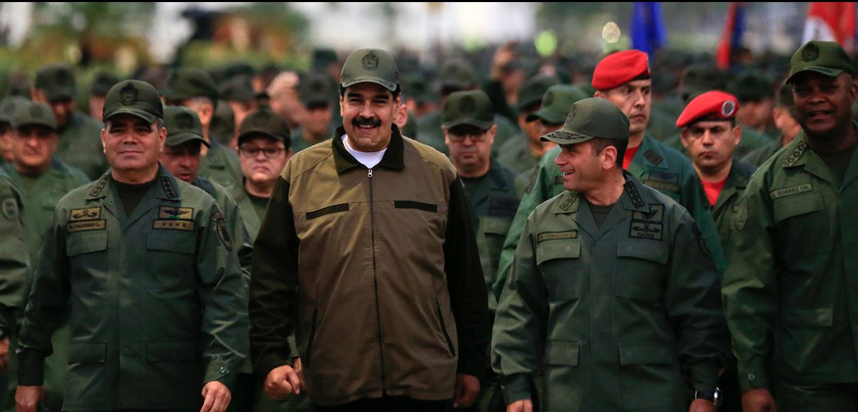 Nicolás Maduro caminha ao lado de militares em uma base de Caracas