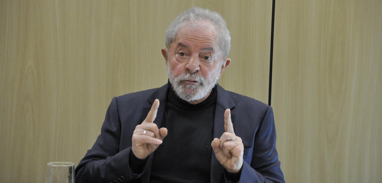 Ex-presidente Lula em entrevista na sede da Polícia Federal em Curitiba