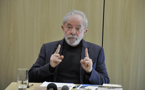 Ex-presidente Lula em entrevista na sede da Polícia Federal em Curitiba