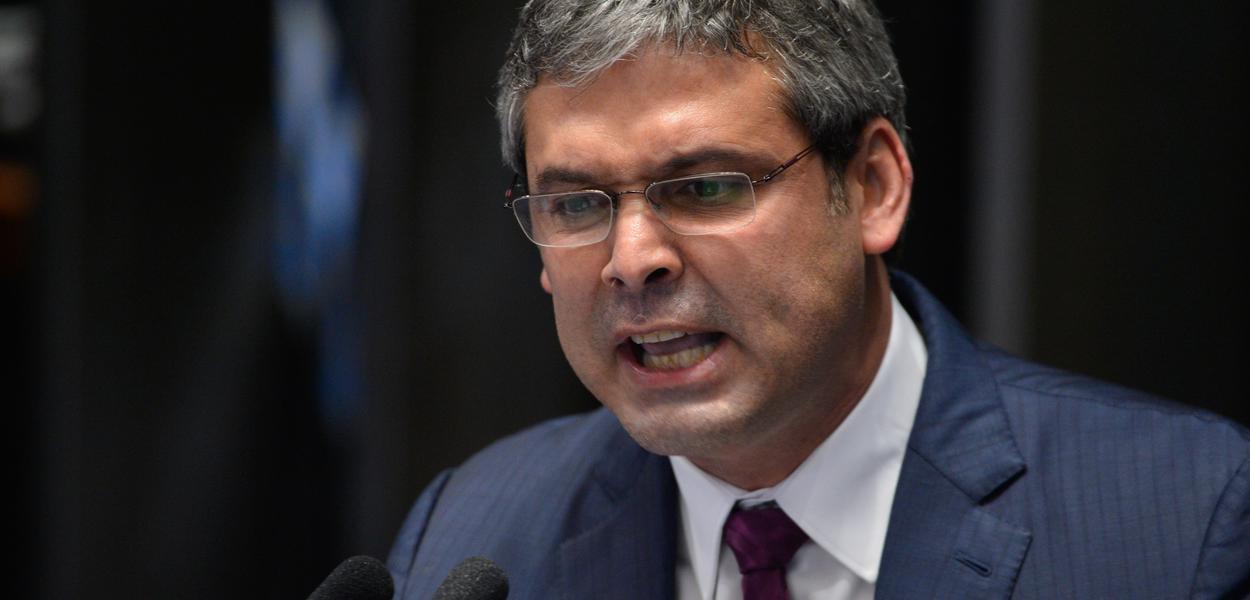 BrasÃ­lia - Senador Lindbergh Farias durante a defesa da presidenta afastada Dilma Rousseff em sessÃ£o de julgamento do impeachment, no Senado (Fabio Rodrigues Pozzebom/AgÃªncia Brasil)