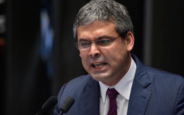 BrasÃ­lia - Senador Lindbergh Farias durante a defesa da presidenta afastada Dilma Rousseff em sessÃ£o de julgamento do impeachment, no Senado (Fabio Rodrigues Pozzebom/AgÃªncia Brasil)