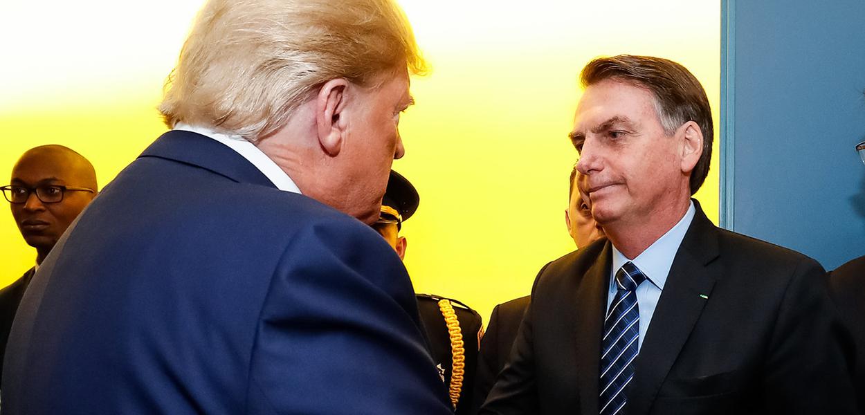 Bolsonaro recebe os cumprimentos de Donald Trump.