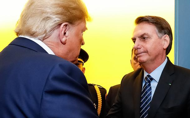 Bolsonaro recebe os cumprimentos de Donald Trump.