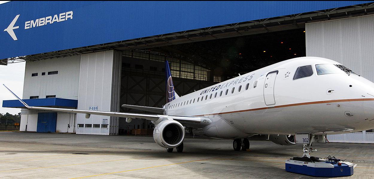 Brazilian aircraft manufacturer Embraer unveils its new regional jet E-175, in Sao Jose dos Campos, north of Sao Paulo March 12, 2014. Brazilian planemaker Embraer SA said on Wednesday its latest E-175 regional jet has achieved a 6.4 percent improvement in fuel efficiency over the original model, more than the 5 percent improvement the company had expected. REUTERS/Paulo Whitaker (BRAZIL - Tags: BUSINESS TRANSPORT)