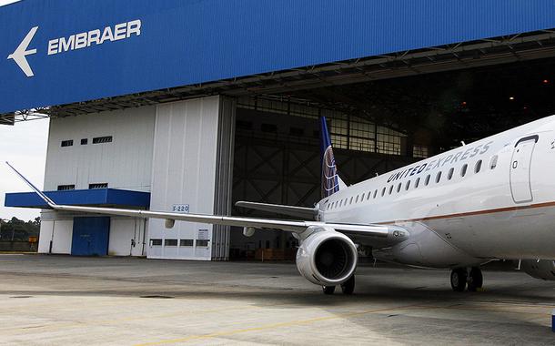 Brazilian aircraft manufacturer Embraer unveils its new regional jet E-175, in Sao Jose dos Campos, north of Sao Paulo March 12, 2014. Brazilian planemaker Embraer SA said on Wednesday its latest E-175 regional jet has achieved a 6.4 percent improvement in fuel efficiency over the original model, more than the 5 percent improvement the company had expected. REUTERS/Paulo Whitaker (BRAZIL - Tags: BUSINESS TRANSPORT)