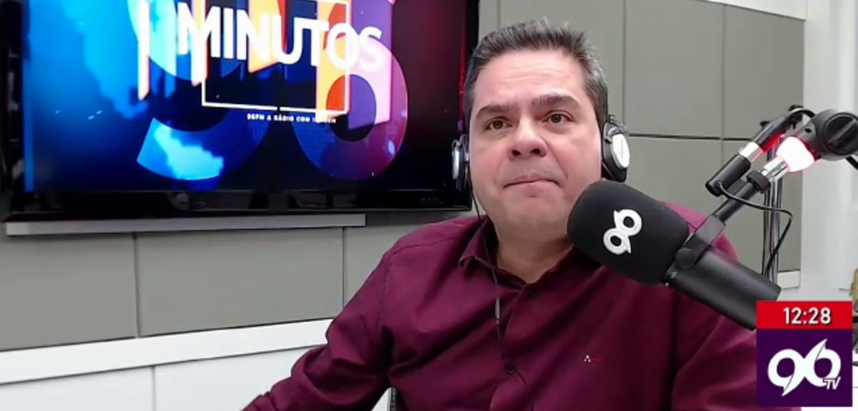 Radialista Gustavo Negreiros em programa da rádio 96 FM de Natal (RN)