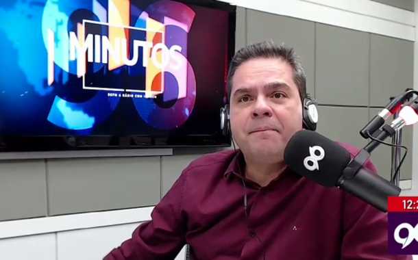 Radialista Gustavo Negreiros em programa da rádio 96 FM de Natal (RN)