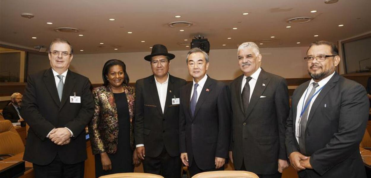 Chanceleres da China e Celac