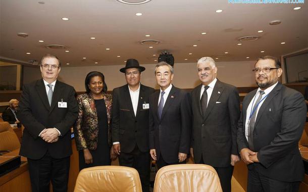 Chanceleres da China e Celac