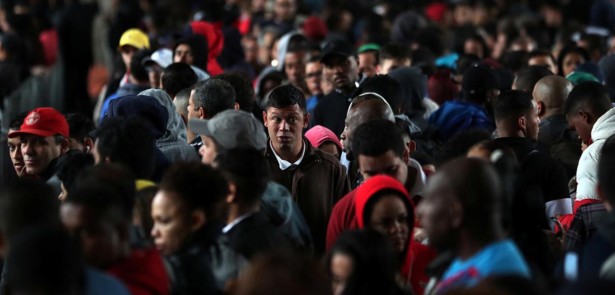 Pessoas fazem fila em busca de oportunidades de emprego no centro de São Paulo