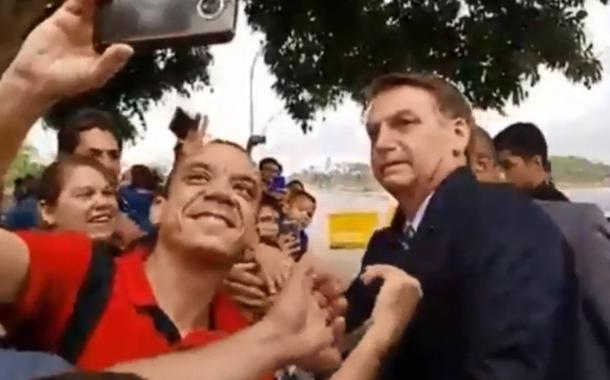 Jair Bolsonaro tira foto ao lado de apoiador