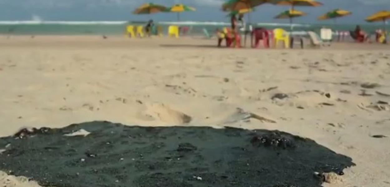 Mancha de petróleo toma conta de praias do Nordeste